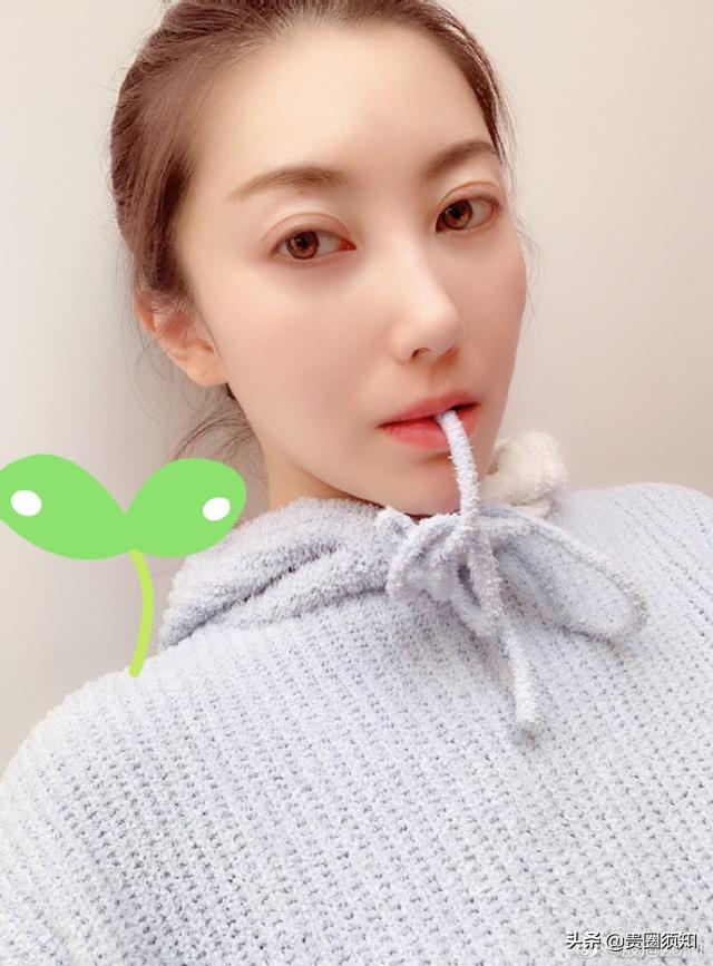 章子怡的嫂子晒与女儿对比照，14岁小月亮身材优越大长腿抢镜