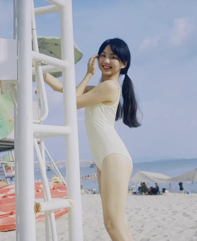 18岁性感美女在海边凉亭拍的写真照