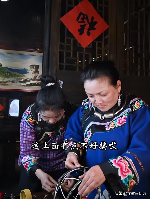 贵州美女卖树叶13年，靠央视走红，一片7千，如今成人生赢家