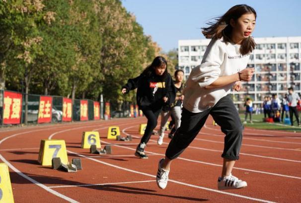 高校运动会上，女生黑丝短裙热舞惹争议，新生直呼不好意思看