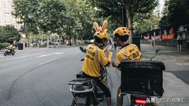 美女外卖员送餐时被老总看上，终究还是榜上老总成了老板秘书！