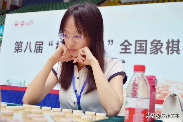 象棋十大美女，个个仙女下凡，聪慧雅致，唐丹时凤兰梁妍婷在列！