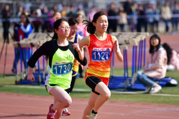 广州有一女大学生，穿“黑丝”参加运动会，网友批判：不检点