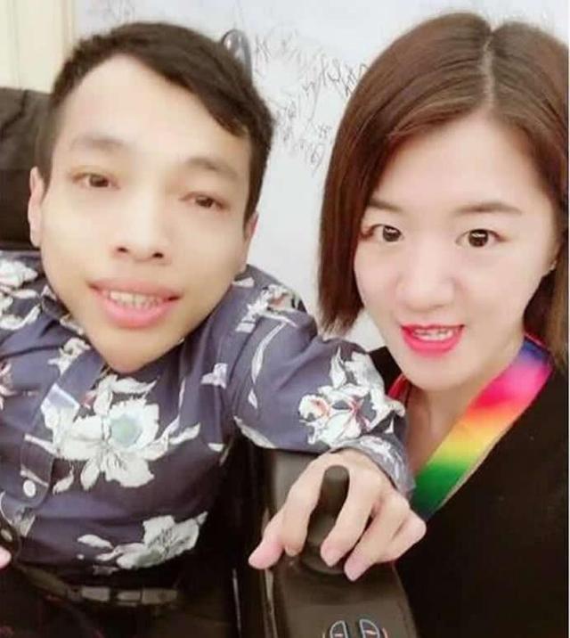 “轮椅总裁”李创利：身高不足1米，赚3亿后娶美女秘书当妻子