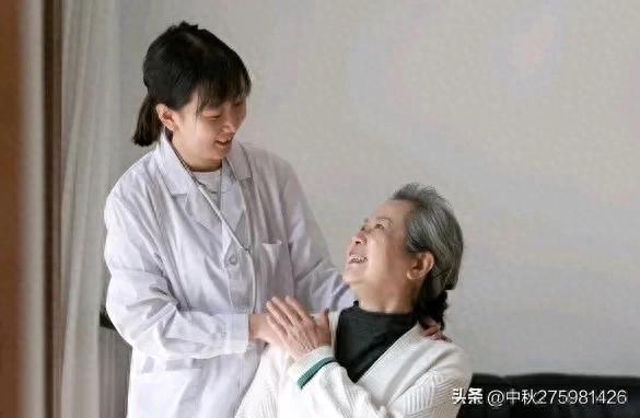 一位90多岁的老人与保姆的关系特别亲密人们都说她俩不是雇佣关系