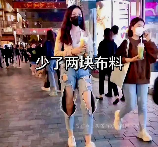 女子穿开腿裤逛街引争议，被质疑“低俗”，网友：不穿衣服更好看