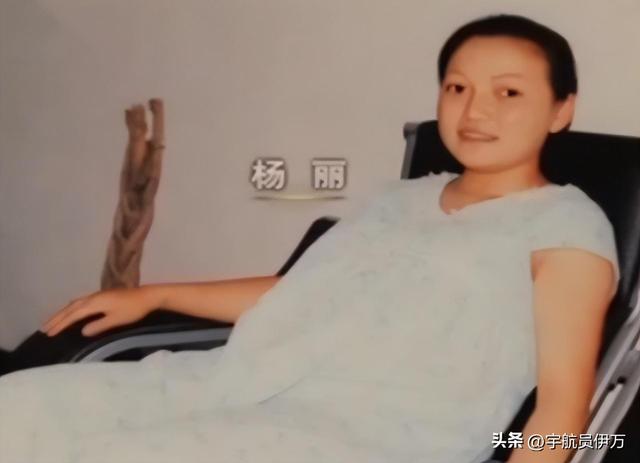 贵州美女卖树叶13年，靠央视走红，一片7千，如今成人生赢家