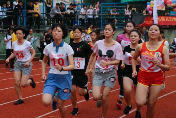 高校运动会上，女生黑丝短裙热舞惹争议，新生直呼不好意思看