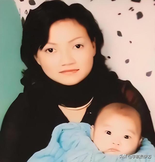 贵州美女卖树叶13年，靠央视走红，一片7千，如今成人生赢家