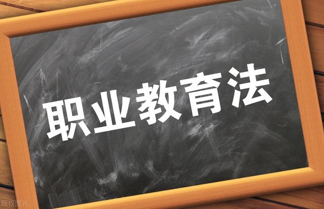 闹大了！女孩因恋爱遭多人脱光殴打羞辱，被逼下跪头套垃圾桶！