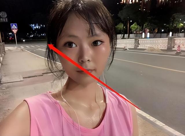 网恋女友发来夜跑自拍照说是纯素颜，我却被后面的焦点吸引了