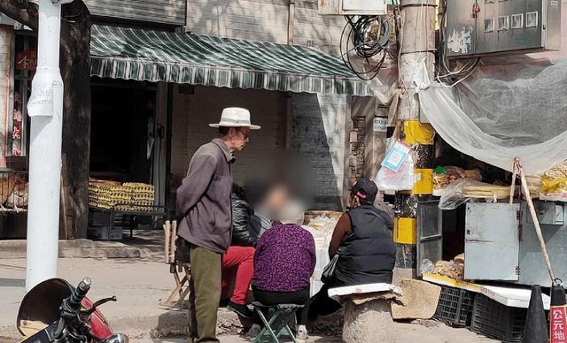 女子当街按住小三，被老公夹着脖子，无奈大喊：有本事别跑