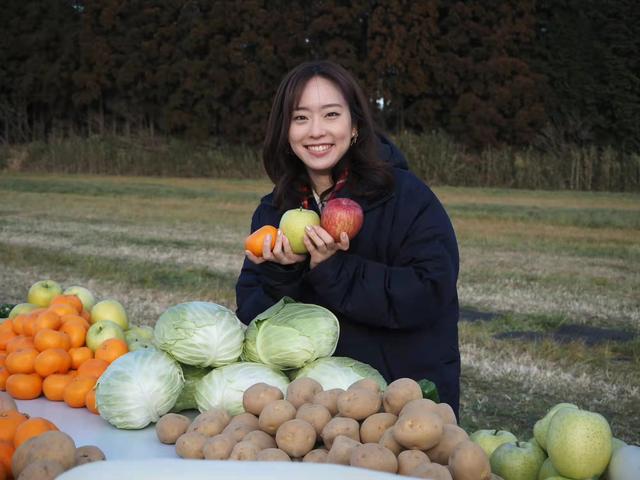 石川佳纯穿黑色高跟鞋，女人味十足！手捧苹果、橙子，笑意盈盈