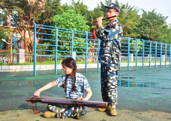 大学军训场上，女生跳热舞展示才艺，穿背心秀身材算低俗吗？