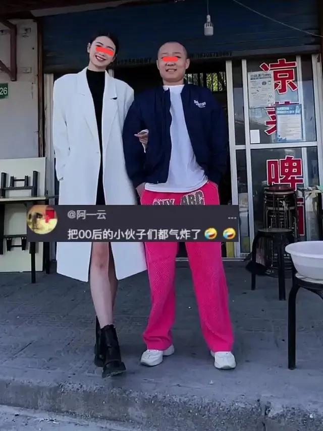 浙江：高颜值女生爱上光头男，网友：看到墙上那个字，我无话可说