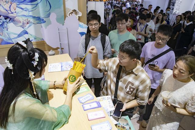 在Chinajoy偶遇救人的美女医生，有人特地来要她的签名