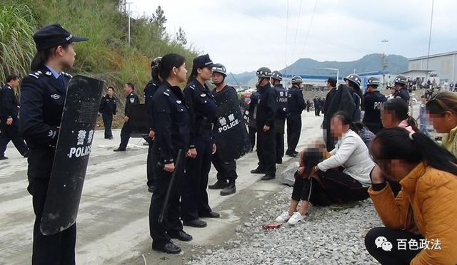 田林一女子遇车祸身亡，家属聚众阻断交通 8人被刑拘……