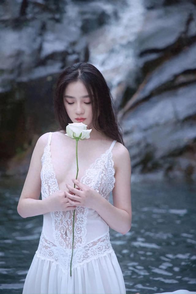 漂亮女人图片第24期，白色蕾丝吊带