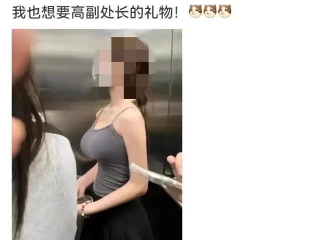 狠厉美女高调炫耀情趣用品