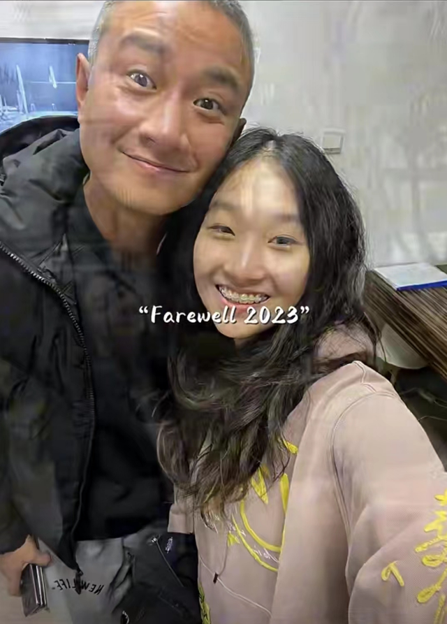 文章俩女儿近照曝光，爱马和妹妹都是瘦高美少女，同款小长腿抢镜