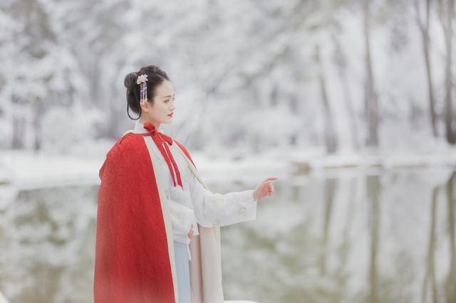 不食人间烟火，汉服小姐姐雪景写真：雪中有佳人，娇容绝红尘