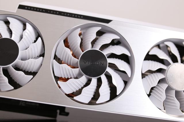 美女主播小姐姐的白色主机：RTX3080配i7，好看又能打