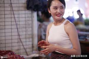 美女卖肉(90后“美女”卖猪肉成网红，被称“猪肉西施”，气质身材堪比模特)