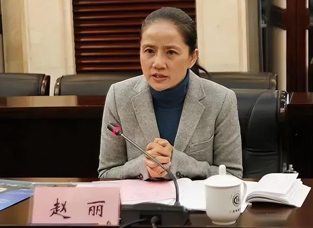 案例：广西女书记赵丽，强迫司机6年，网友：这司机咋下的去嘴？