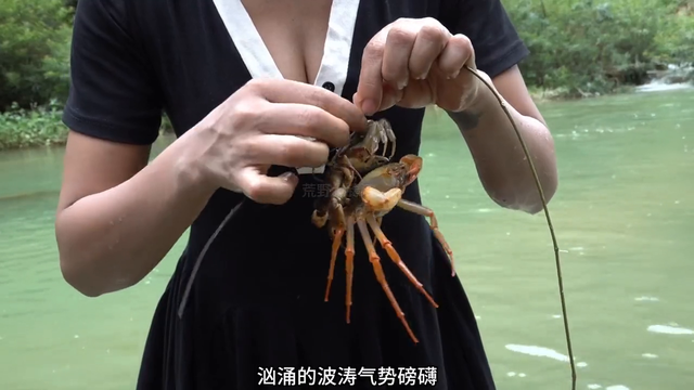 美女野外生存，与姐妹一起沐浴嬉水，波涛汹涌让人挪不开眼