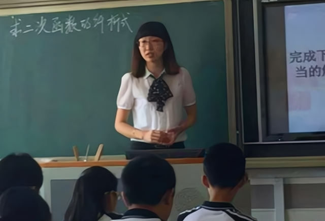 95后美女老师穿JK制服上课，学生看得很认真，家长却喊有伤风化