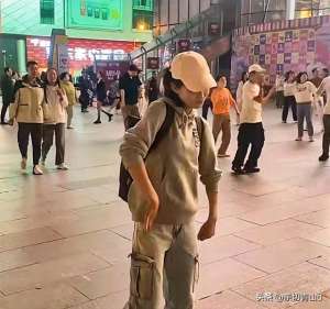 热舞美女舞死(辽宁女子感情受到刺激，精神失常后忘情跳舞，曾经她也是一位空姐)