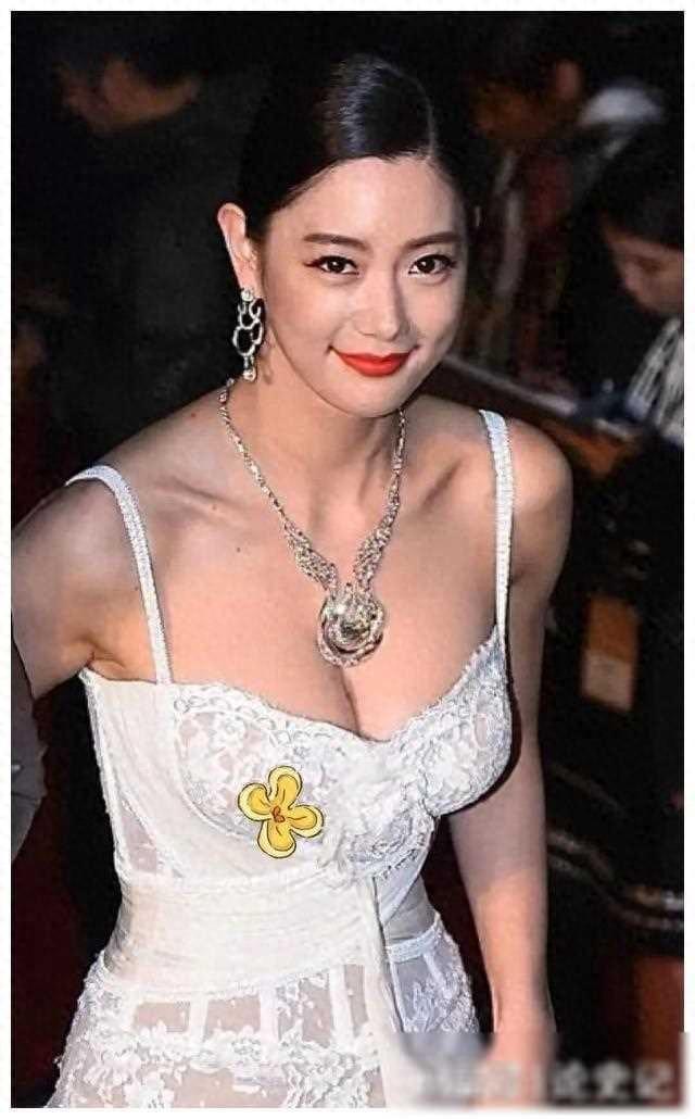 亚洲美女克拉拉，魅力动人，臀围接近100cm，体态完美！