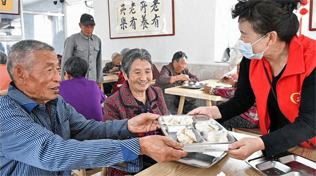 儿子接岳母来住，她晚上洗完澡只穿内衣内裤，在客厅沙发上玩手机