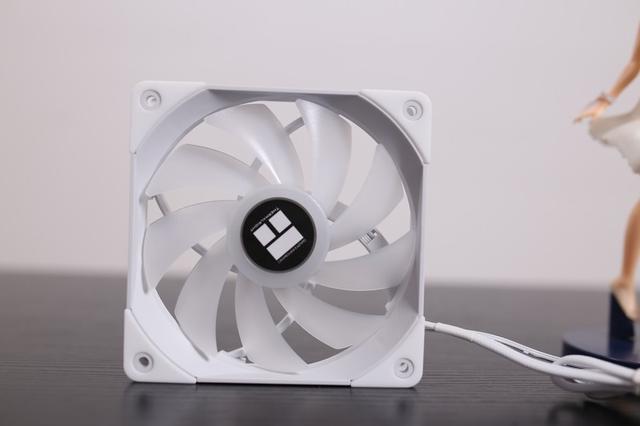 美女主播小姐姐的白色主机：RTX3080配i7，好看又能打