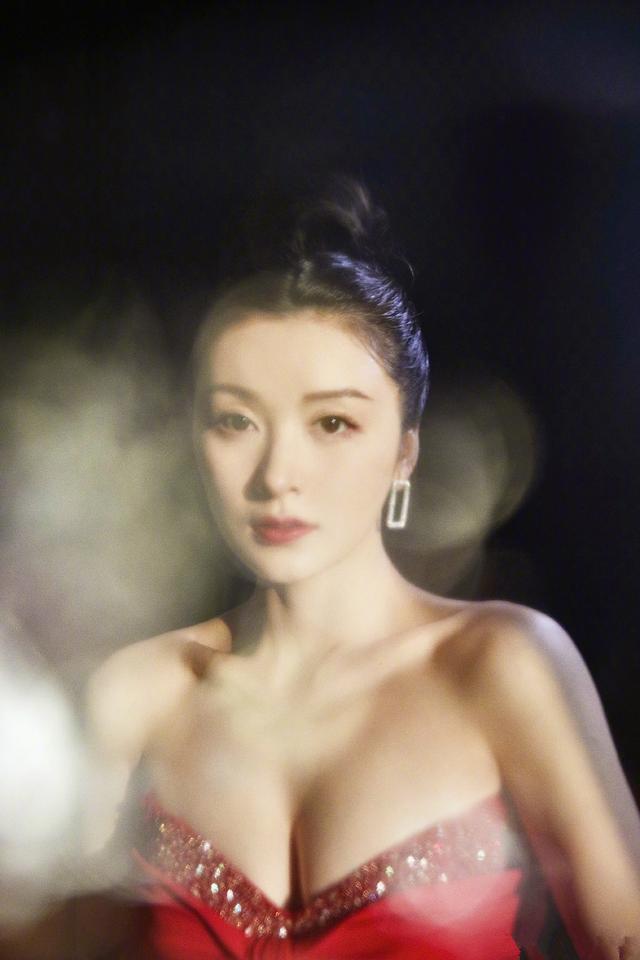 被誉为90后动作女星的李萌萌，可帅可美，拍写真更是气质不凡