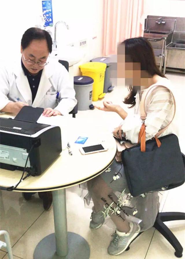 可怕！女孩和爱犬亲热差点被咬掉嘴唇 医院一天接诊犬伤近350人