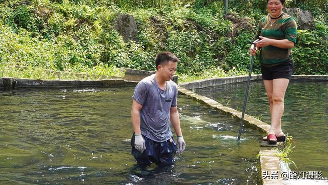 贵州70后大姐隐居深山10年，靠养鱼为生年入100万，赛过活神仙