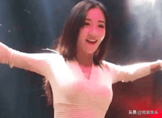 抖音最保守女DJ火了，胸下22圈“粗绳”，网友：真是穿得最多的DJ