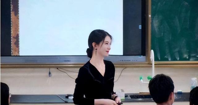 高中美女教师意外走红，为高考学生写下百个许愿签，网友：我酸了