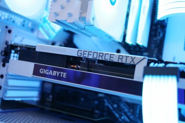 美女主播小姐姐的白色主机：RTX3080配i7，好看又能打