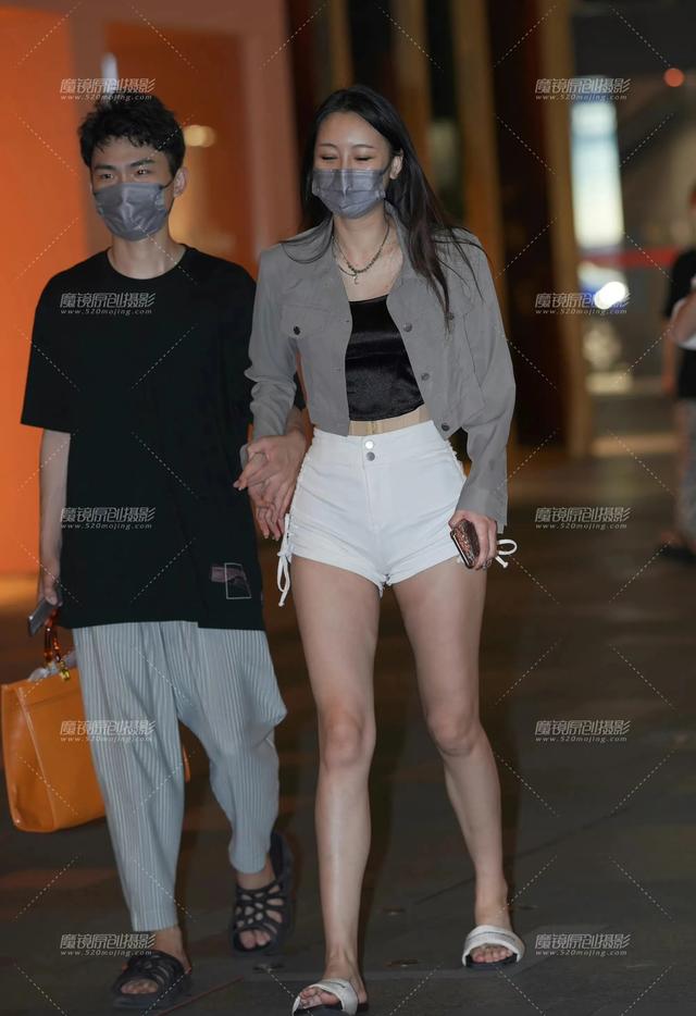 街拍夏季小姐姐大白长腿性感清凉丰臀风韵少妇闺蜜美女壁纸