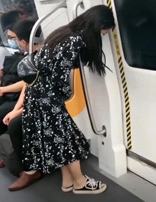 年轻女子地铁“内急”，手握纸巾双腿不停发抖，好心乘客爱莫能助