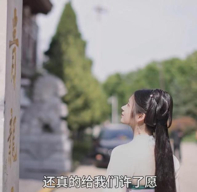 高中美女教师意外走红，为高考学生写下百个许愿签，网友：我酸了