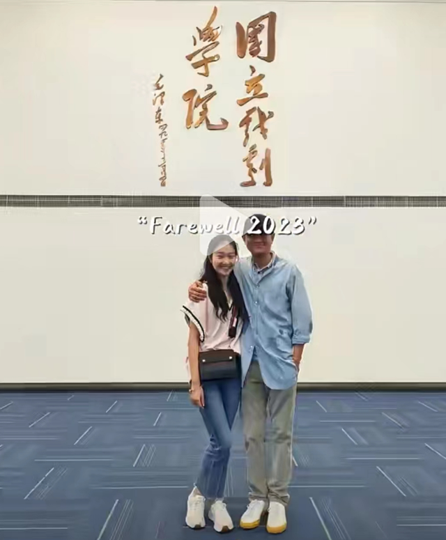 文章俩女儿近照曝光，爱马和妹妹都是瘦高美少女，同款小长腿抢镜