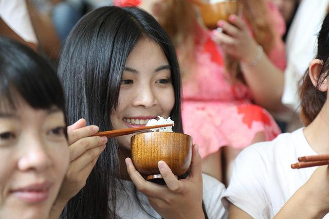 浙江百人生撸大米饭 90后美女一口气吃完8斤