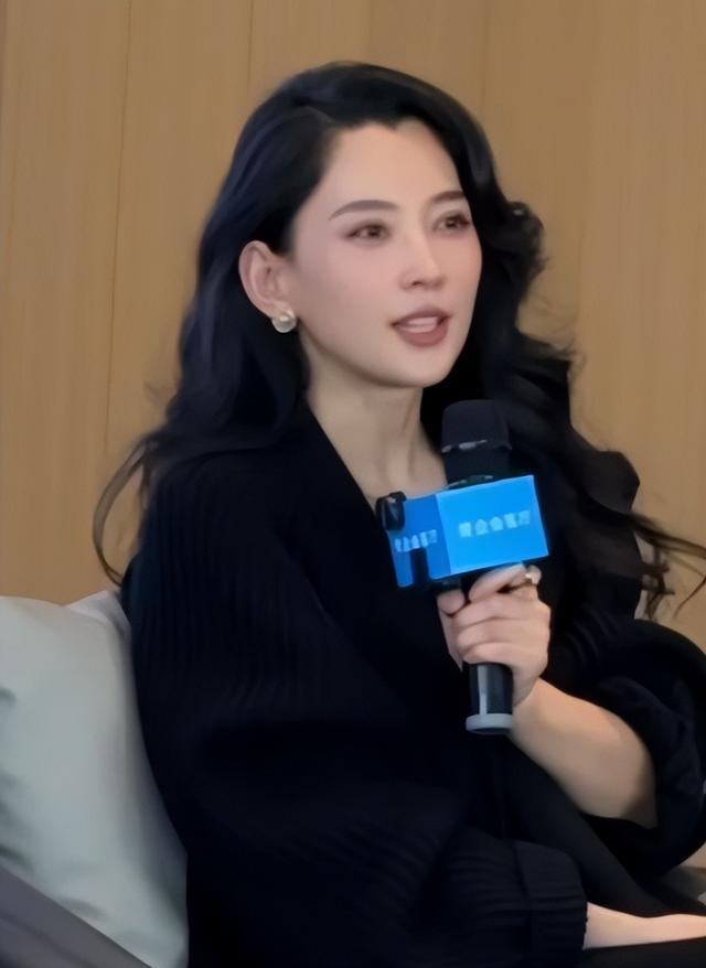 汪峰李巧恋情曝光！90后新疆美女身份不简单，去年就被拍到在一起