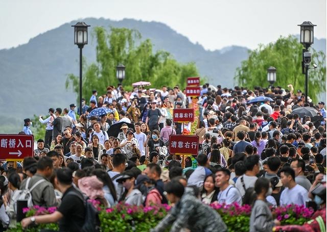 印度美女五一来中国旅游，刚出机场就吓了一跳：中国人也太多了吧