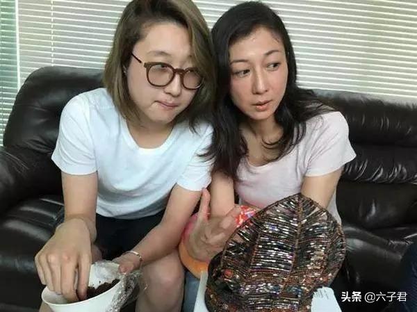 她是“亚洲小姐”选美冠军，和成龙有一女儿，多次被报警抓母