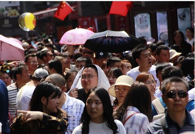 印度美女五一来中国旅游，刚出机场就吓了一跳：中国人也太多了吧