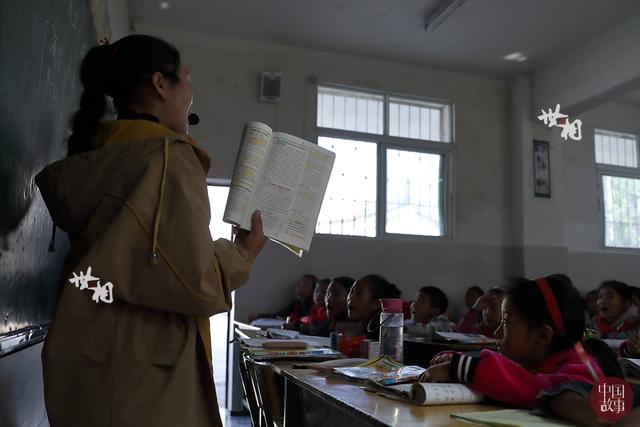 回到深山的彝族女教师阿尔五各